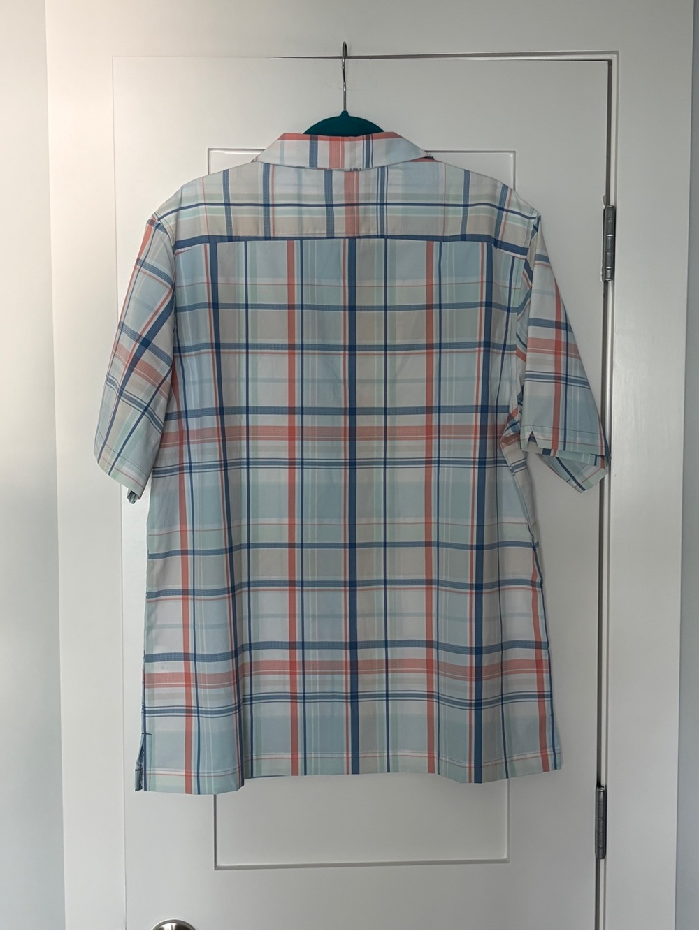 Coolibar Men’s Plaid Short-Sleeve Button-Down Shirt in Light Blue and Coral